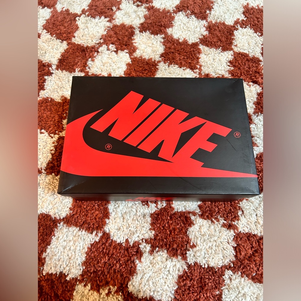Jordan 1 Retro High Dark Mocha size 7Y, only worn once in great condition - Picture 3 of 6